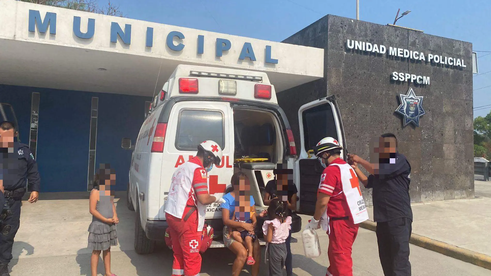 paramedicos atendiendo a lesionadas